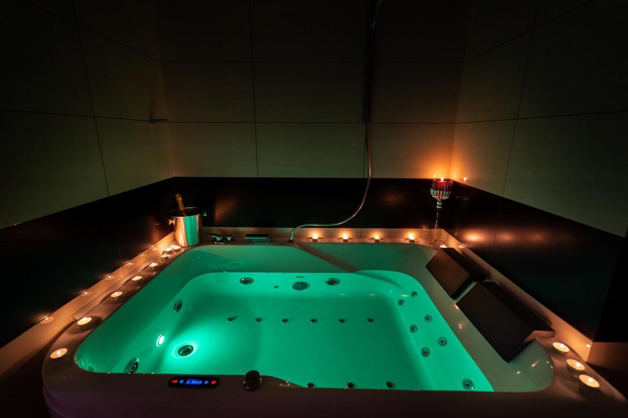 Premium Jacuzzi Apartment クライペダ エクステリア 写真